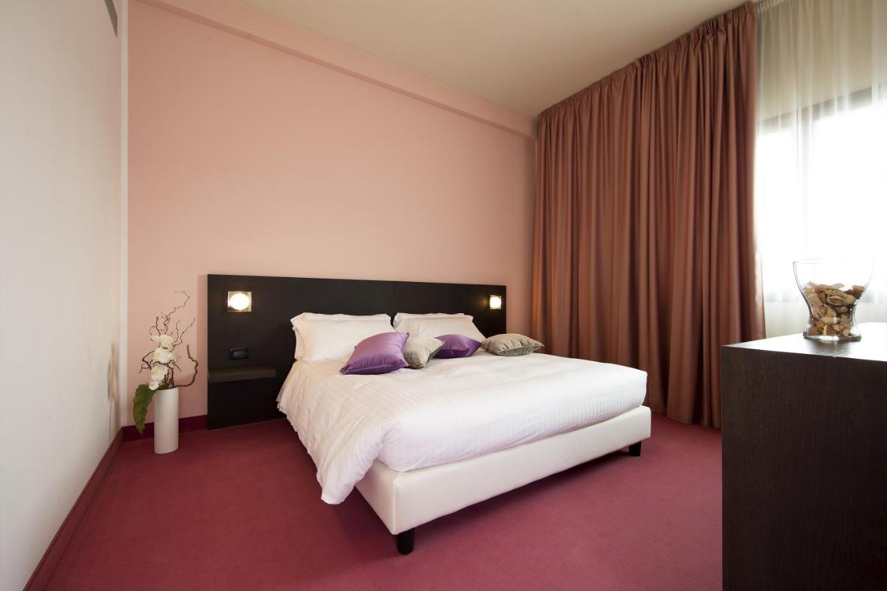 קסטל סן פייטרו טרמה Anusca Palace Hotel מראה חיצוני תמונה