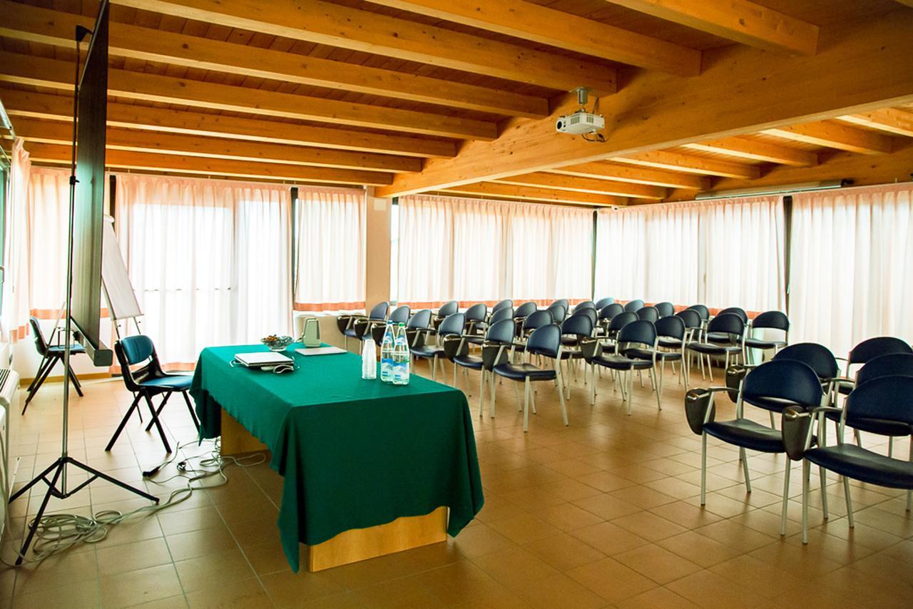 קסטל סן פייטרו טרמה Anusca Palace Hotel מראה חיצוני תמונה